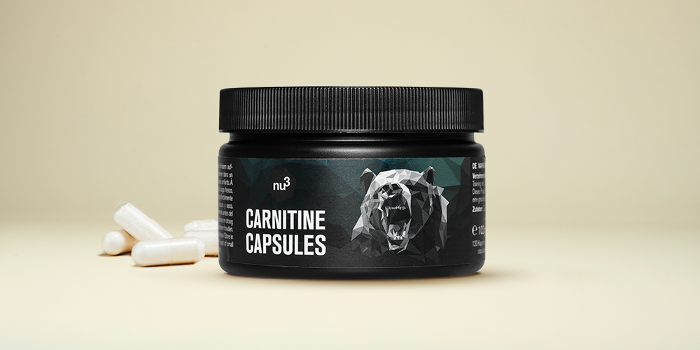 Barattolo nero con nu3 CARNITINE CAPSULES e capsule accanto.